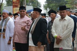 Wamenaker RI Afriansyah Noor laksanakan sholat Idul Fitri 1447 H di Lapangan Cindua Mato Batusangkar