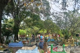 Lebaran 2026: Usai Shalat Id, Ratusan Warga Cirebon Padati TPU untuk Nyekar