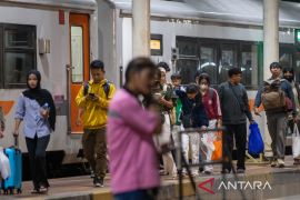 Mengais rezeki di Stasiun Cirebon, mesti tidak merayakan Lebaran di rumah