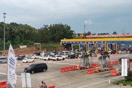 Arus kendaraan pemudik masih terlihat di Gerbang Tol Kalikangkung Semarang