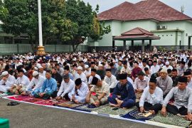 Ribuan warga Shalat Id di markas Kodam Raden Inten