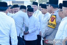 Gubernur Sumut Bobby Nasution salat Idulfitri di Masjid Agung Sergai