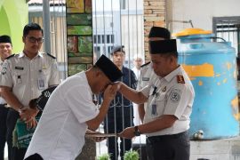 Ratusan warga binaan Lapas Lombok Timur terima remisi Idul Fitri