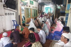 Warga Palembang shalat id di gang sempit