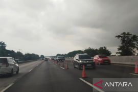 Petugas sempat terapkan contraflow di jalan Tol Japek atasi kepadatan