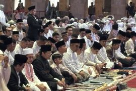 Wapres shalat di Masjid Istiqlal bersama Jan Ethes dan menteri