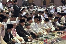 Wapres shalat di Masjid Istiqlal bersama Jan Ethes dan menteri