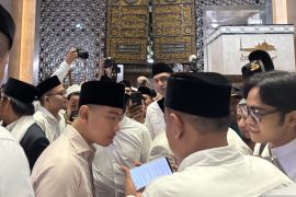 Gibran sempatkan swafoto dan berbincang dengan warga usai salat Id