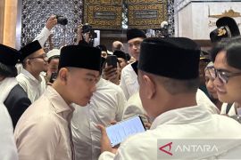 Usai salat Id, Gibran sempatkan "selfie" dan berbincang dengan warga