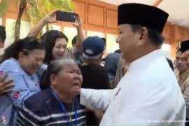 Hangatnya Lebaran di Istana, Prabowo sapa dan rangkul warga