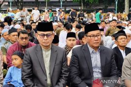 Diselingi hujan, Pemkot Bukittinggi gelar Shalat Idul Fitri di Lapangan Wirabraja