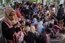 Open house Istana Kepresidenan, warga membeludak dalam antrean halalbihalal