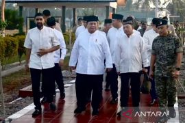 Prabowo celebrates Eid with flood survivors in Aceh Tamiang