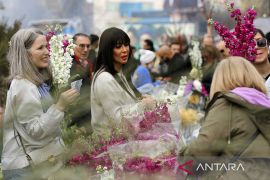 Warga Iran beli bunga untuk perayaan Nowruz di tengah serangan udara