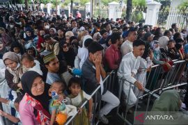 Warga mulai antre masuk acara open house Istana