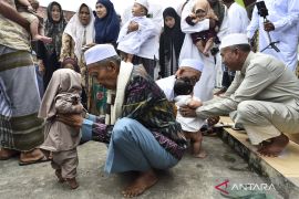 Mengawal langkah bayi lewat tradisi injak bumi Kota Seberang Jambi