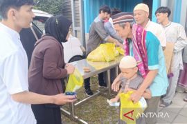 Kalipepe Land bagikan bingkisan Lebaran untuk jamaah