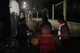 Polisi evakuasi warga terdampak banjir di Ciracas Jaktim