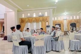 Bupati Parimo perkuat silaturahim lewat open house