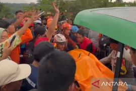 Remaja hanyut di Cileungsi ditemukan meninggal usai pencarian lima jam