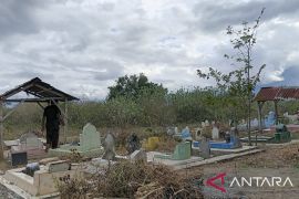 Warga Sigi manfaatkan libur Lebaran untuk ziarah ke makam