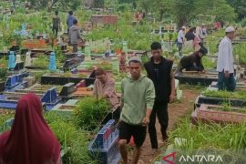 Warga padati tempat pemakaman umum di Palembang