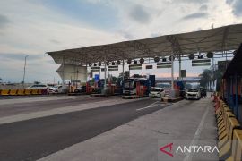 GT Cileunyi Padat! 10 Gardu Tol Dibuka Full Urai Antrean Kendaraan