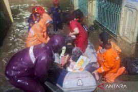 Gulkarmat Jaktim evakuasi puluhan warga terjebak banjir di sejumlah lokasi