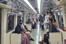 Warga padati LRT tujuan Dukuh Atas gunakan tarif Lebaran Rp1