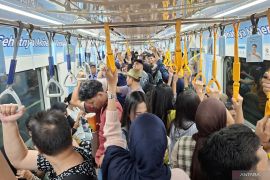 Warga pilih wisata ke Blok M naik MRT