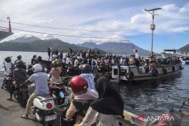 Warga Ternate ramai menyeberang ke Tidore untuk bersilaturahim di hari kedua Lebaran