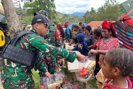 Satgas Yonif 511 bagikan 100 paket bapok ke warga Pirime saat Lebaran