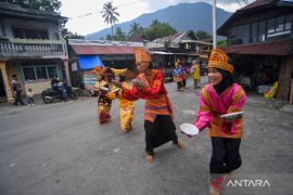 Malalo Sumbar sambut perantau dengan tari jadi "trauma healing" remaja