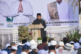 Pemkab HST Shalat Idul Fitri bersama warga di Taman Dwi Warna