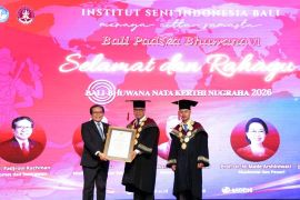 Institut Seni Indonesia Bali beri penghargaan internasional kepada Dubes Fadjroel Rachman