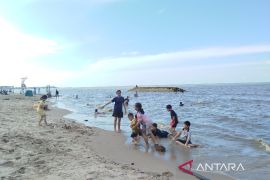 Masyarakat Kobar padati objek wisata Pantai Bugam Raya