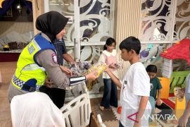 Polisi bagikan makanan dan minuman ke wisatawan di Pos Gadog Puncak
