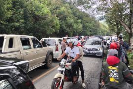Akses jalan kawasan wisata sekitar gunung Kerinci macet panjang