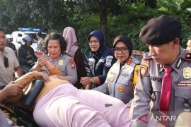 Polres Bekasi sigap evakuasi korban kecelakaan saat patroli ketupat