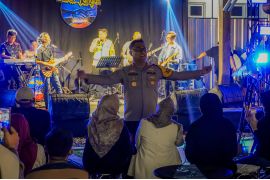 Polres Ciamis menghibur pemudik melalui pertunjukan musik di "rest area"