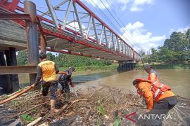 BPBD Ogan Komering Ulu Sumsel bersihkan sampah di bantaran Sungai Ogan cegah banjir