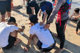 Tim SAR selamatkan empat wisatawan yang terseret ombak di Garut