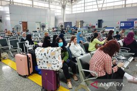 Hari kedua Lebaran, Stasiun Jatinegara masih dipadati pemudik
