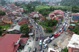 Lembah Anai dibuka penuh pascabencana, macet mengular imbas one way