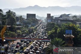 Libur Lebaran, jalur wisata Puncak padat