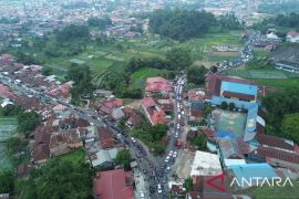 Lembah Anai dibuka penuh pascabencana, macet mengular imbas one way