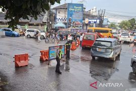 Polisi tutup jalur menuju Puncak dari By Tugu Lampu Gentur-Cianjur