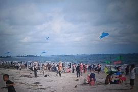 Ribuan pengunjung padati destinasi wisata pantai Pasaman Barat