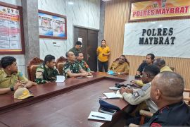 Pemkab Maybrat rapat bersama TNI-Polri bahas masalah keamanan