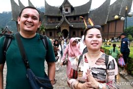 Objek wisata Istano Basa Pagaruyung ramai dikunjungi saat libur lebaran